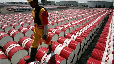 تراجع أسعار النفط بالتزامن مع ارتفاع المخزونات الأمريكية