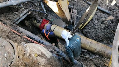 بعد 17 ساعة.. إصلاح ماسورة مياه الشرب الرئيسية بدمنهور (صور) 