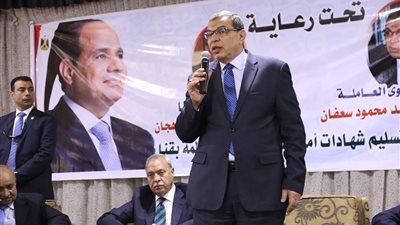 وزير القوى العاملة من قنا: السيسي أول من دعم العمالة غير المنتظمة بشهادات 