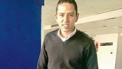 والد الشهيد عمر مجدي يبكي على الهواء: 