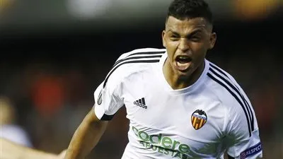 الأهلي يعلن تعاقده مع سانتوس لاعب فالنسيا