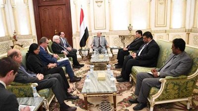 هادي يلتقي جريفيث وكاميرت يحذر من فشل اتفاق السويد