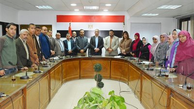 محافظ سوهاج يلتقي مجموعة من الشباب (صور) 