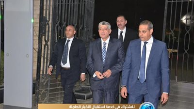 وزير الداخلية الأسبق ومحافظ القاهرة يصلان عزاء والدة وزير المالية (صور)