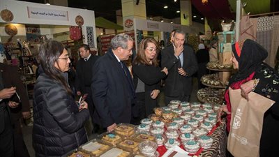 وزير التموين يتفقد معرض 