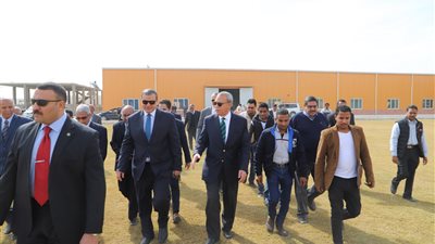 وزير القوى العاملة يطمئن على العاملين بمصنع الطاقة والألواح الشمسية بقنا 