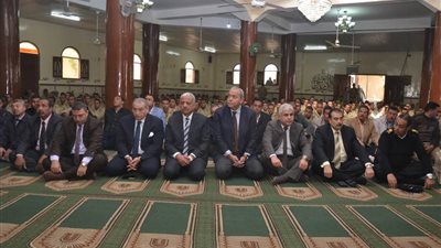 القيادات التنفيذية والأمنية يؤدون صلاة الجمعة بمسجد قوات الأمن بالسويس (صور)