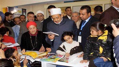 مخطوطات تاريخية يتجاوز عمرها الألف عام في جناح الأزهر بمعرض الكتاب