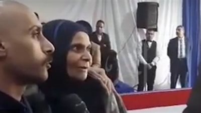 بدموع الفرح.. سيدة تستقبل ابنها المفرج عنه ضمن 