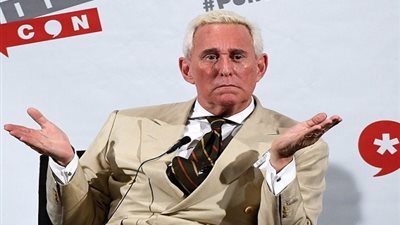 الشرطة الأمريكية تداهم منزل مساعد ترامب وتلقي القبض عليه (فيديو)