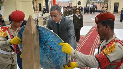 قيادات سوهاج يضعون أكاليل الزهور على النصب التذكاري لشهداء الشرطة