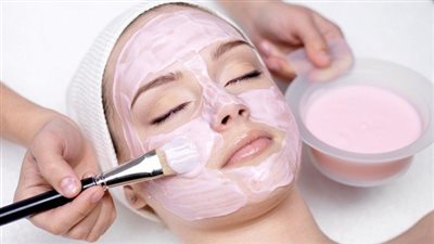 ماسك لتفتيح الوجه والجسم.. جربيه! (فيديو) 