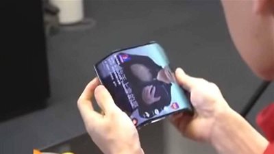 مؤسس شاومي يستعرض هاتف الشركة القابل للطي