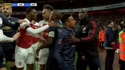 خناقة في لقاء مانشستر يونايتد وأرسنال