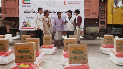 الهلال الأحمر الإماراتي يوزع مساعدات غذائية في شبوة