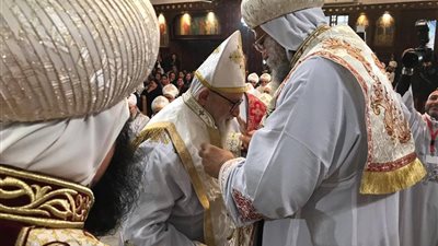 البابا تواضروس يهدي صدره إلى القمص إيليا للاحتفال باليوبيل الذهبي لسيامته