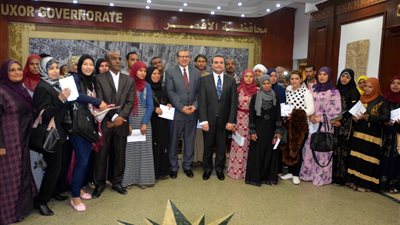 عاجل.. وزير القوى العاملة يوزع 446 شهادة أمان على العاملين غير منتظمين بالأقصر 