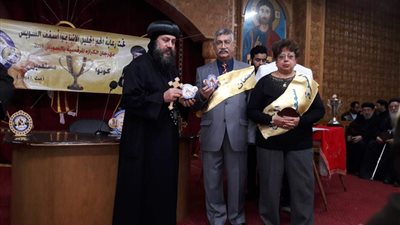 الأنبا بموا أسقف السويس يوزع كؤوس مهرجان الكرازة 2018 (صور)