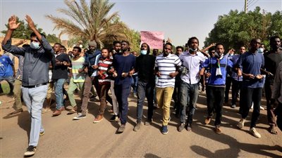 دعوات للتظاهر والاعتصام في الميادين الكبرى بالسودان