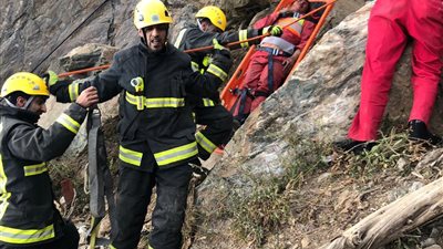 مدني الباحة ينقذ عاملا أسيويا بعد سقوط شيول من منحدر