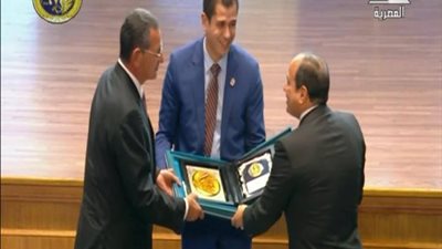 عاجل.. الرئيس السيسي يحصل على درع صندوق تحيا مصر (فيديو)