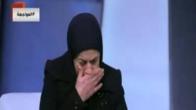 والدة الشهيد إسلام باكية: ابني تفوق على نفسه (فيديو)