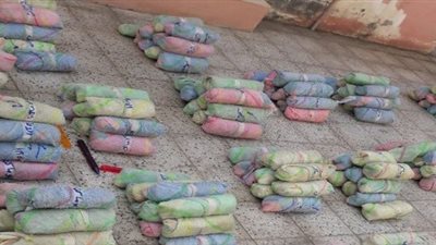 إحباط محاولة تهريب 350 حزمة قات مخبأة داخل مركبة بمكة