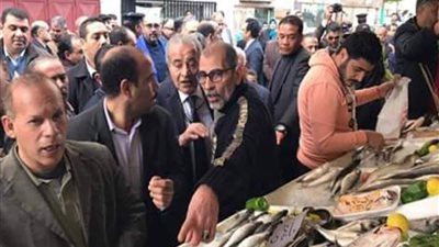 وزير التموين يتفقد 