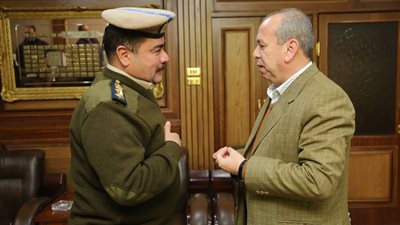 محافظ كفرالشيخ يناقش عدد من الملفات لتحقيق السيولة المرورية وتحقيق الانضباط في الشارع (صور) 