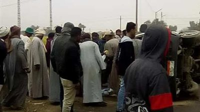 عاجل.. انقلاب سيارة ميكروباص لسوء الأحوال الجوية في قنا (صور)