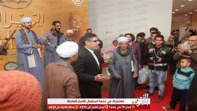 شاب ينافس فرقة فنون شعبية بغناء 