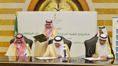 أمير مكة يوقِّع عقد مشروع مسار حافلات النقل العام