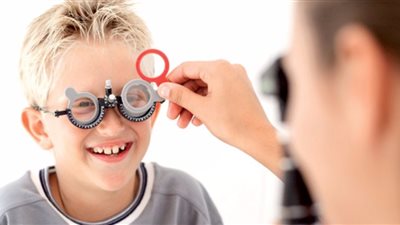 أستاذ جراحة العيون: مشاكل الأبصار عند الكبار كثيرة وسببها عدم الفحص في الصغر