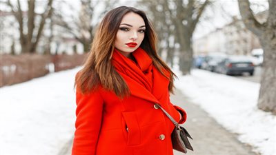 لإطلالة ساحرة.. طرق تنسيق ملابس باللون الأحمر في شتاء 2019 (صور)
