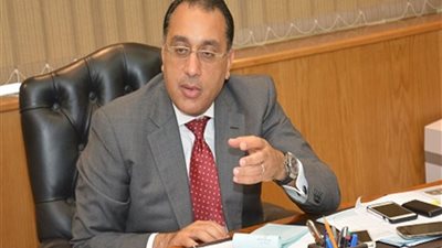 عاجل.. رئيس الوزراء يستقبل الرئيس الفرنسي بمطار القاهرة