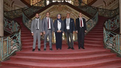 حفيد طلعت حرب باشا يزور جامعة عين شمس