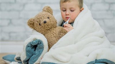 طرق لخفض درجة حرارة طفلك في المنزل 