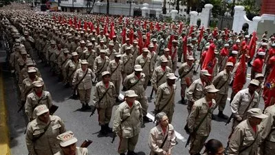 مادورو يعد جيش فنزويلا لحرب محتملة مع الولايات المتحدة (فيديو)