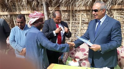 محافظ البحر الأحمر يسلم 18 من المساكن الخشبية التراثية لأهالي القلعان (صور)