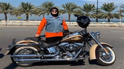 تعرف على أول امرأة عربية تعبر جسر الملك فهد بدراجة نارية