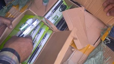 جمارك بورسعيد تضبط محاولة تهريب كمية من أجهزة اللاسلكي وأجهزة الإتصال بالقمر الصناعى والشيش والسجائر (صور)