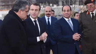 ماكرون يستمع لشرح حول أهم المعالم الأثرية في العاصمة الإدارية الجديدة 