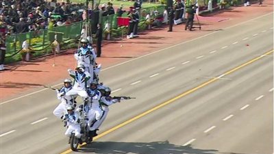 عرض مذهل لسائقى الدراجات النارية فى احتفالات العيد الوطنى بالهند(فيديو)