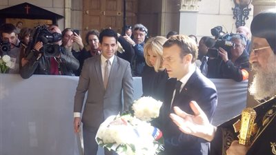 الرئيس الفرنسي يضع الورود على النصب التذكاري لشهداء البطرسية