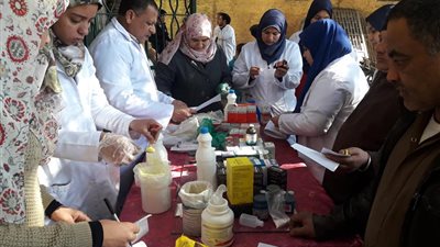 إجراء 7 عمليات جراحية والكشف على 4441 طائرا في قافلة بيطرية بالقليوبية (صور)