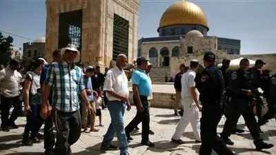 فلسطين: مستوطنون وضباط مخابرات الاحتلال يقتحمون الأقصى