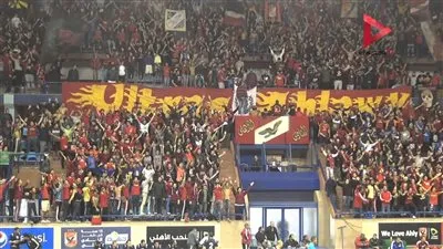 تشجيع جماهير الأهلي في مباراة فريق سيدات الطائرة في البطولة العربية