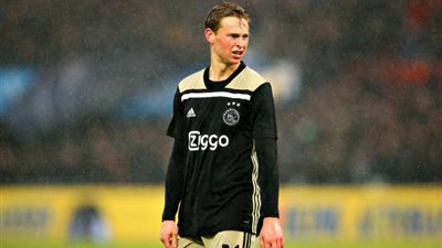 دي يونج يُطيح بنجم برشلونة.. وتشيلسي يدخل على الخط