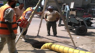 حملة موسعة لتطهير شبكات الصرف الصحى بالمناطق الشعبية بالجيزة