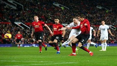 مانشستر يونايتد يرفض الخسارة ويتعادل أمام بيرنلي في مباراة مثيرة